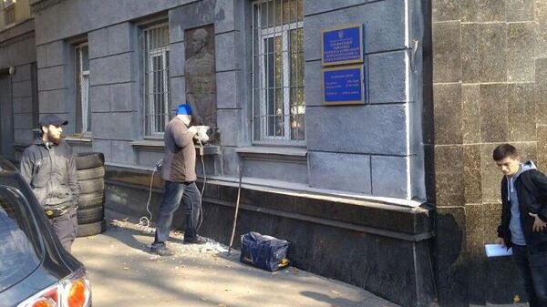 Барельеф маршалу Жукову сносят со здания Приморского военкомата в Одессе