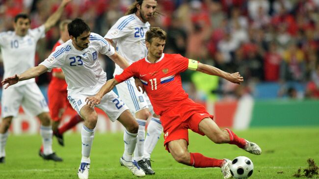 Игровой момент матча Россия - Греция на ЕВРО-2008