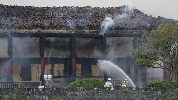 Пожарные тушат замок Сюри в японской Окинаве, входящий в список Всемирного наследия ЮНЕСКО