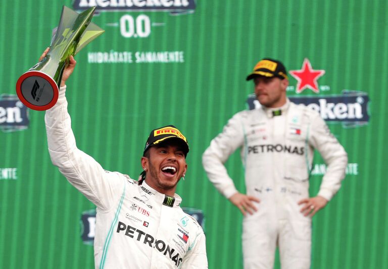 Пилоты Мерседеса Льюис Хэмилтон (на первом плане) и Вальттери Боттас Пилоты Мерседеса Льюис Хэмилтон (на первом плане) и Вальттери Боттас