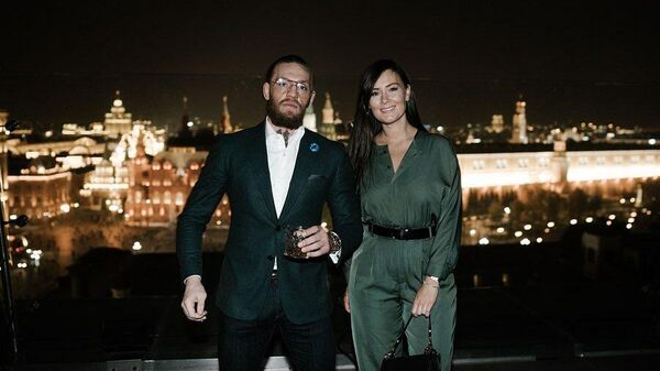 Конор Макгрегор с супругой во время визита в Москву
