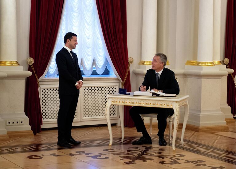 Президент Украины Владимир Зеленский и генсек НАТО Йенс Столтенберг Президент Украины Владимир Зеленский и генсек НАТО Йенс Столтенберг