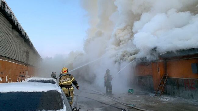 Овощной склад горит в Мурманске на площади 200 квадратов. 1 ноября 2019