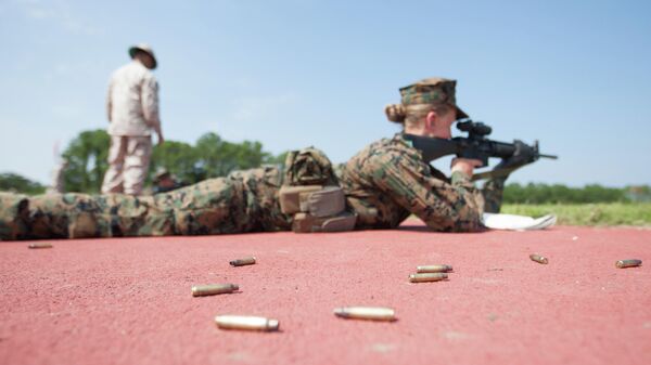 Военнослужащая армии США во время стрельб из автоматической винтовки M16-A4 