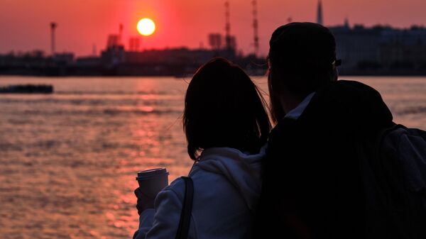 Пара встречает закат в Санкт-Петербурге
