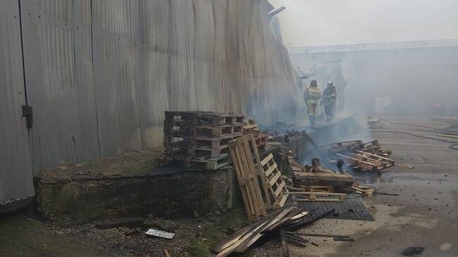 Сотрудники МЧС во время ликвидации пожара на складе с древесиной в подмосковном Чехове. 1 ноября 2019