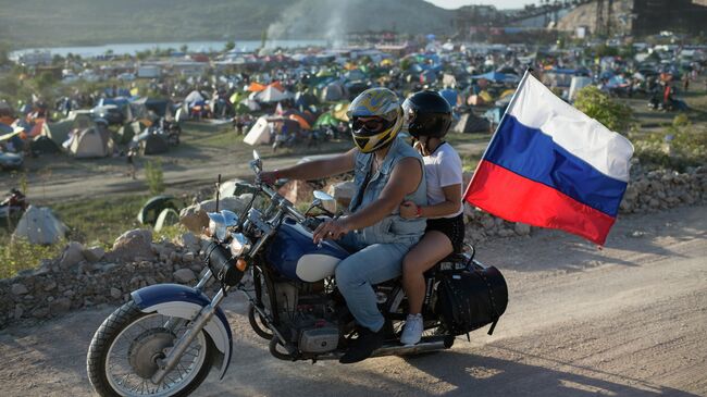 Байкеры у палаточного городка в Севастополе