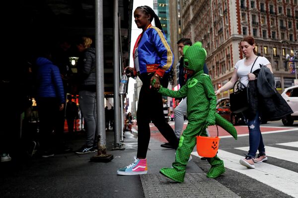 Мальчик в костюме динозавра на Таймс-сквер в Нью-Йорке