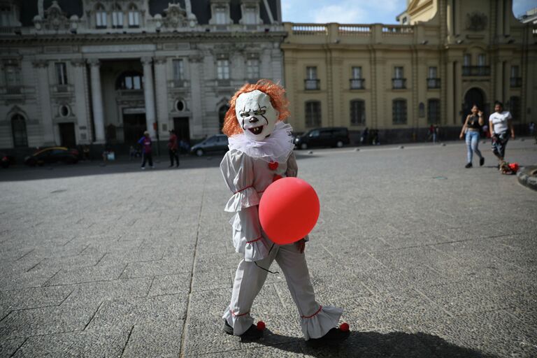 Ребенок в костюме клоуна в Сантьяго, Чили