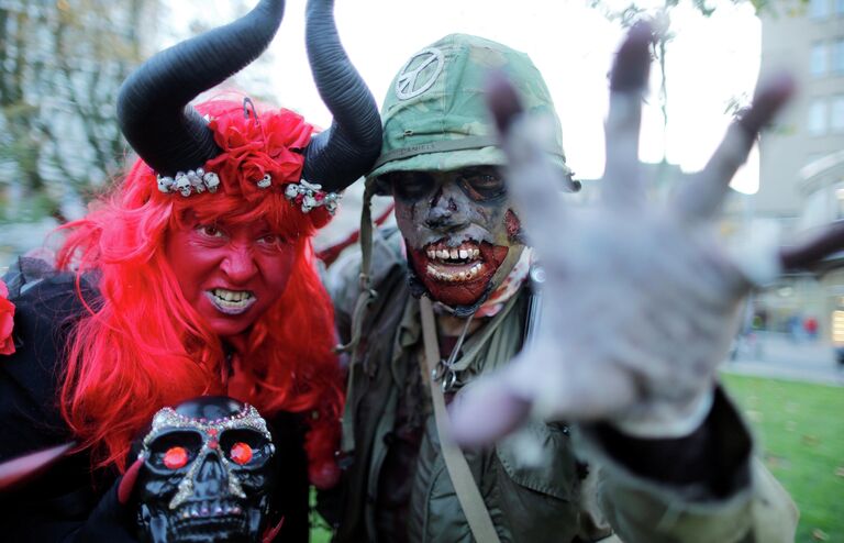 Участники прогулки зомби на Хэллоуин в Эссене, Германия