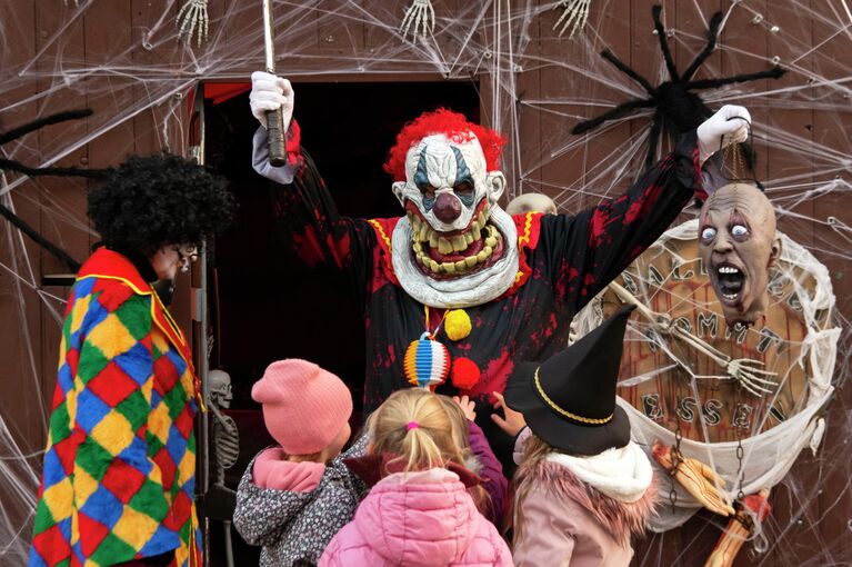 Мужчина в костюме клоуна в Вальшлебене, недалеко от Эрфурта, Германия