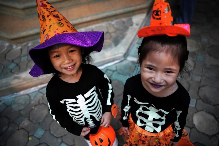 Дети в костюмах на праздновании Хэллоуина, Таиланд