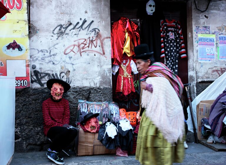 Продавец костюмов для Хэллоуина в Ла-Пасе, Боливия