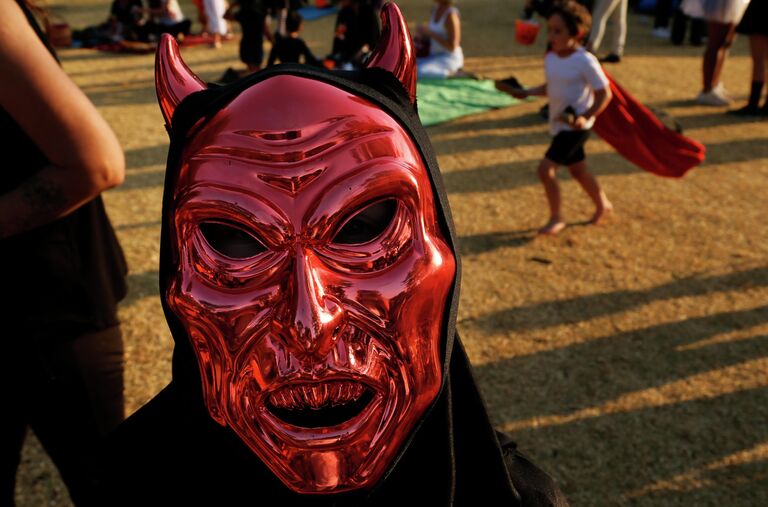 Человек в маске на праздновании Хэллоуина в Йоханнесбурге, Южная Африка