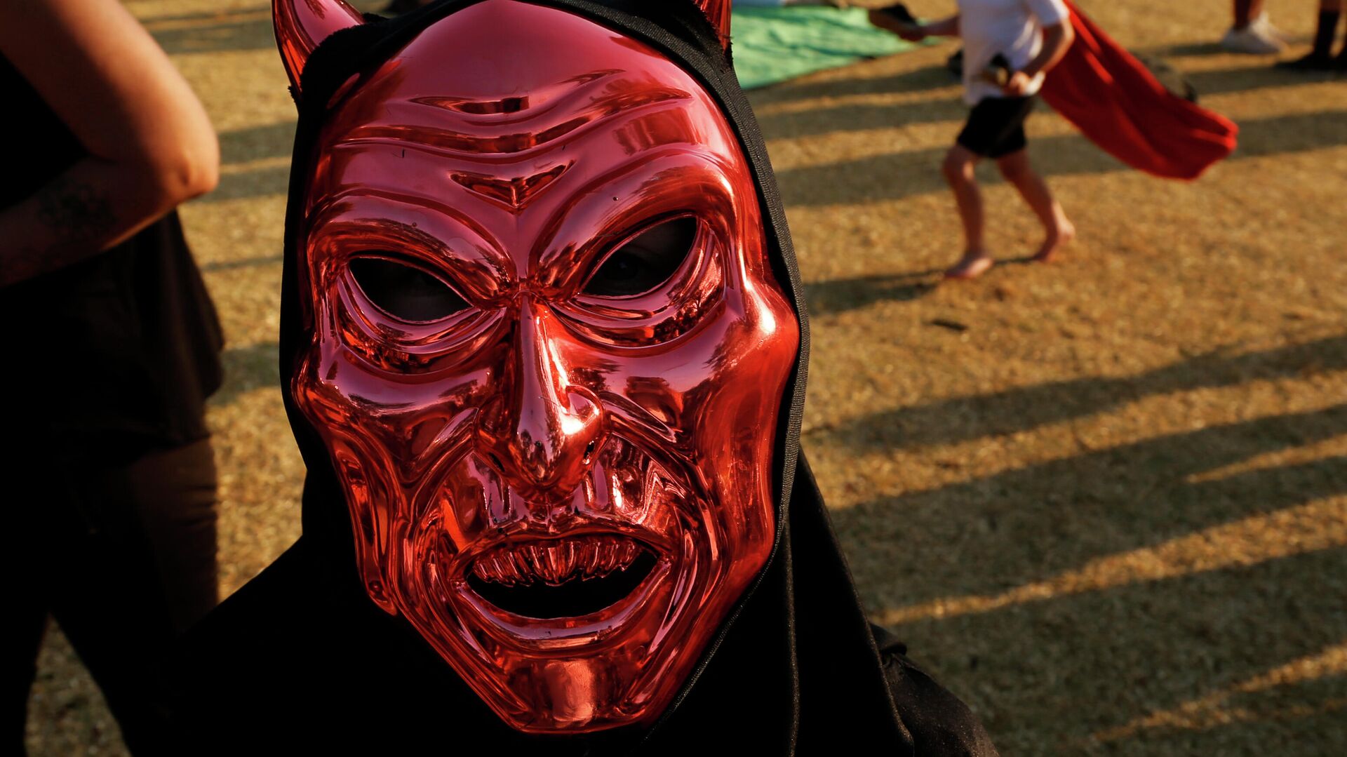 Человек в маске на праздновании Хэллоуина в Йоханнесбурге, Южная Африка - РИА Новости, 1920, 30.10.2020