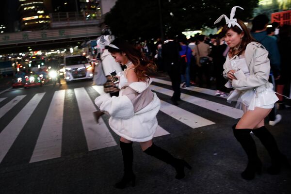 Девушки в костюмах в честь Хэллоуина на улице Токио, Япония