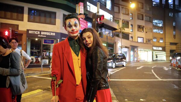 Пара в костюмах на улице в Гонконге