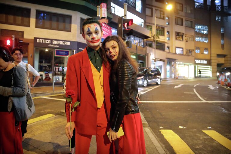 Пара в костюмах в честь Хэллоуина на улице в Гонконге