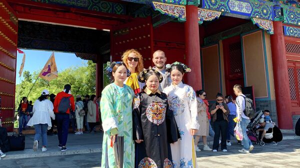 Туристы фотографируются с местными жителями в традиционных нарядах, Запретный город, Пекин 