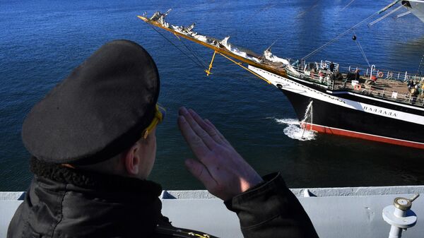 Военный моряк приветствует экипаж судна Паллада во время торжественных проводов в кругосветную экспедицию