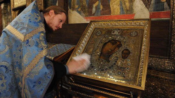 Казанская икона Божией Матери, привезенная в Москву из Казанского собора Санкт-Петербурга