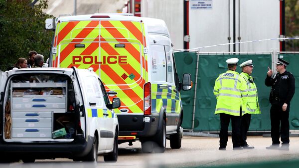 Полицейские у грузовика, в котором были обнаружены телами, в британском городе Грейс