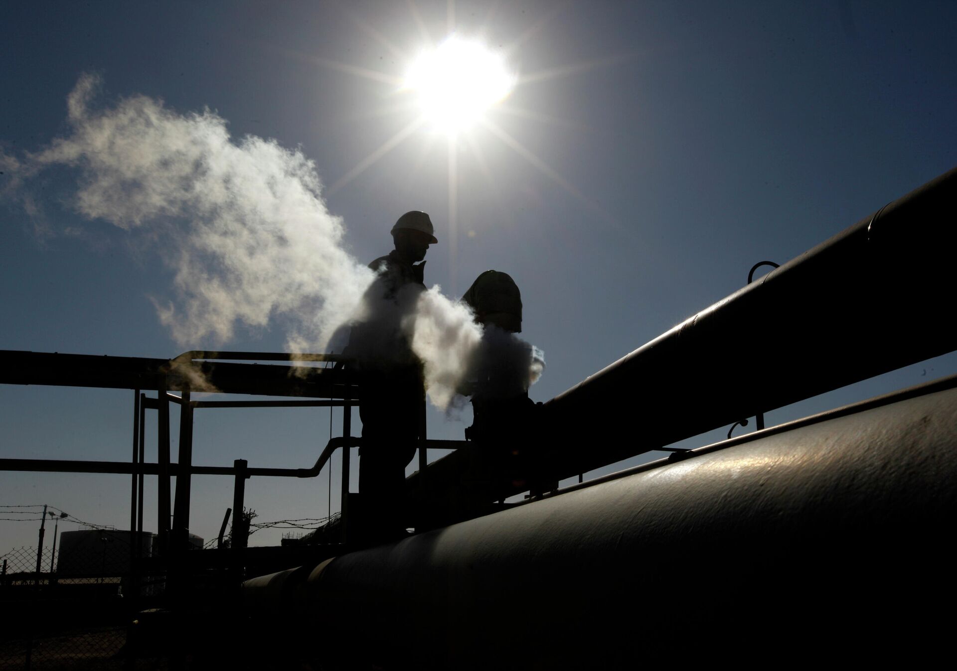 Работник на нефтеперерабатывающем заводе Брега, восточная Ливия. 26 февраля 2011 - РИА Новости, 1920, 19.10.2021