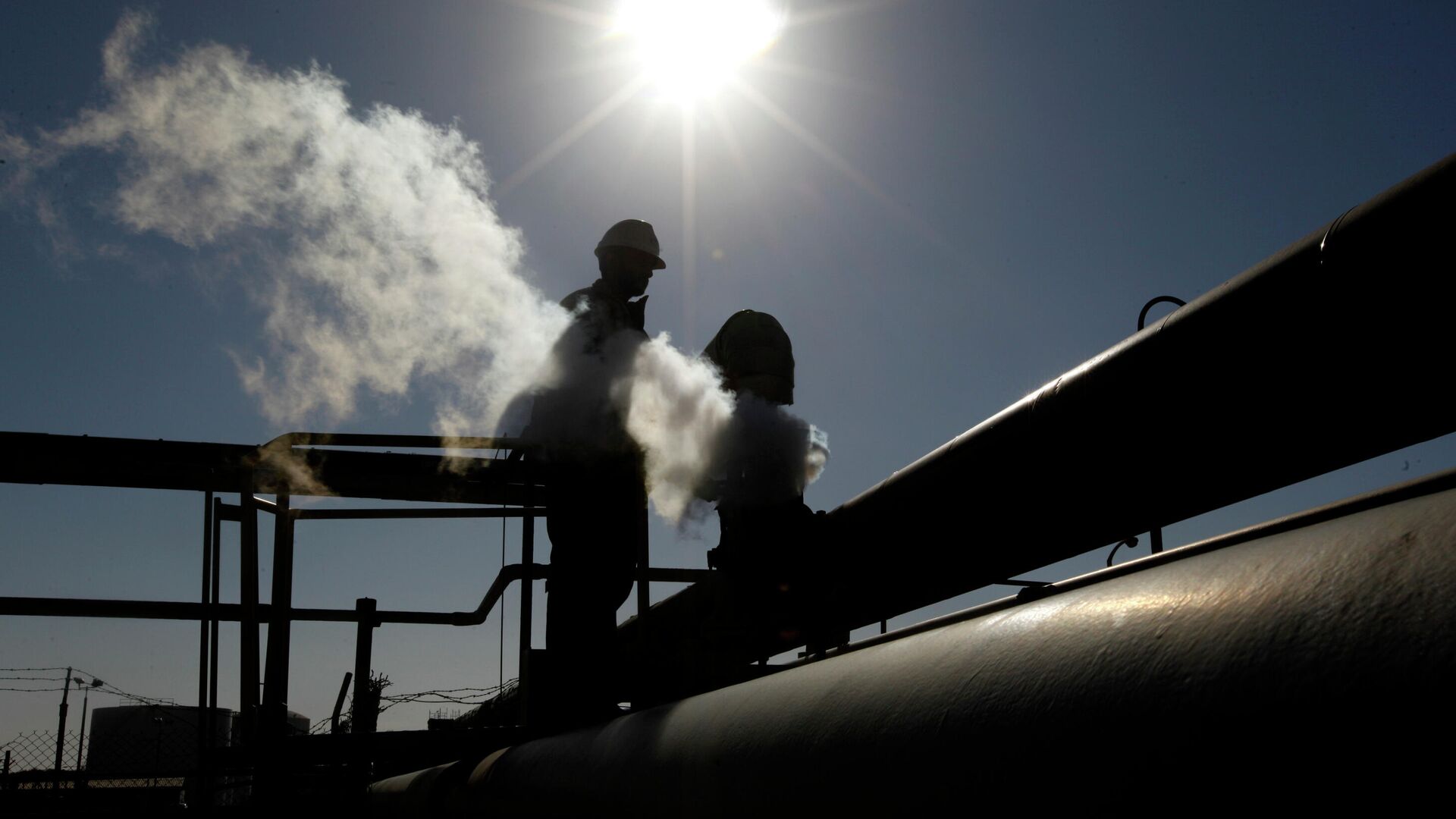 Работник на нефтеперерабатывающем заводе Брега, восточная Ливия. 26 февраля 2011 - РИА Новости, 1920, 18.04.2022