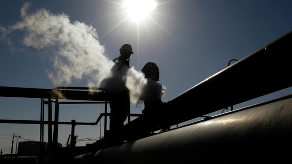 Работник на нефтеперерабатывающем заводе Брега, восточная Ливия. 26 февраля 2011