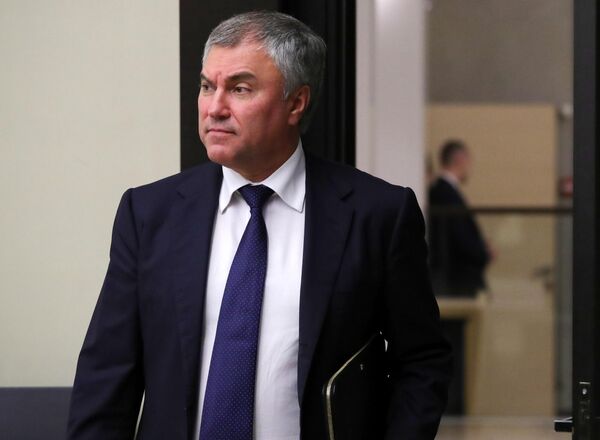 Председатель Государственной Думы РФ Вячеслав Володин перед началом совещания президента РФ с постоянными членами Совета безопасности РФ. 1 ноября 2019 Председатель Государственной Думы РФ Вячеслав Володин перед началом совещания президента РФ с постоянными членами Совета безопасности РФ. 1 ноября 2019