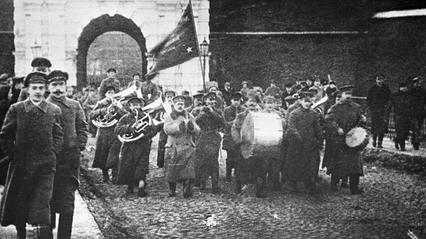 Демонстранты выходят из ворот Петропавловской крепости в день празднования первой годовщины Октябрьской революции