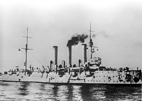 Крейсер Аврора в октябрьские дни 1917 года. Петроград Крейсер Аврора в октябрьские дни 1917 года. Петроград