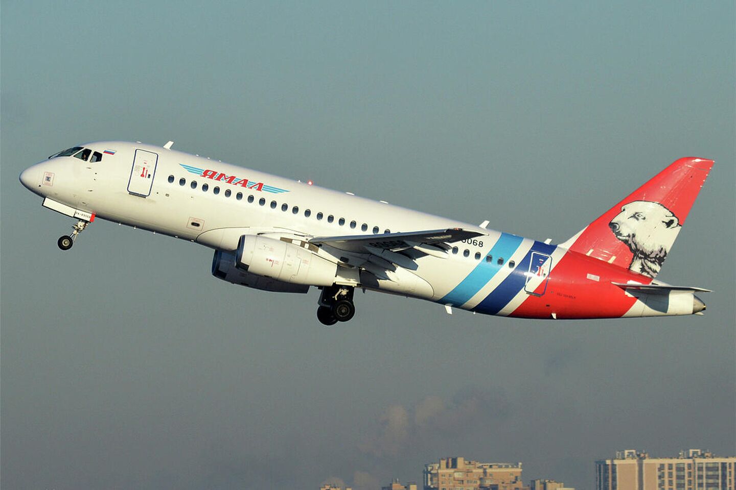 Пассажирский самолет Sukhoi Superjet-100 авиакомпании Ямал Пассажирский самолет Sukhoi Superjet-100 авиакомпании Ямал