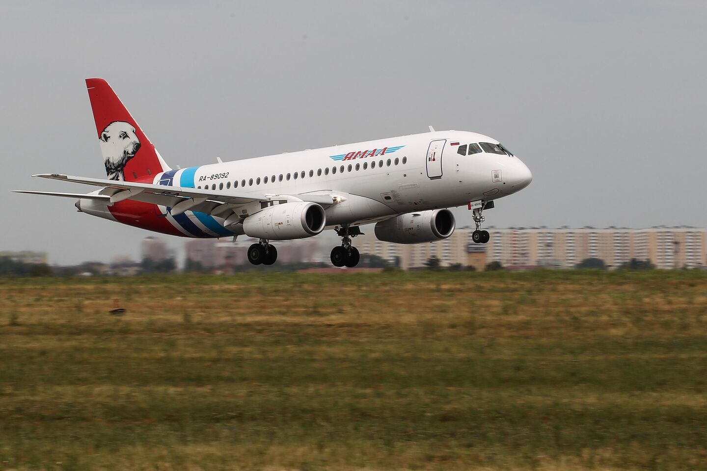Самолет Sukhoi Superjet-100 авиакомпании Ямал Самолет Sukhoi Superjet-100 авиакомпании Ямал