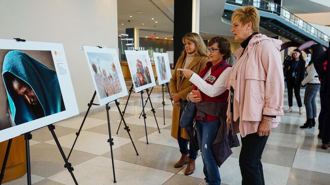 Посетители на выставке победителей Международного конкурса фотожурналистики имени Андрея Стенина в штаб-квартире ООН в Нью-Йорке