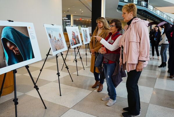 Посетители на выставке победителей Международного конкурса фотожурналистики имени Андрея Стенина в штаб-квартире ООН в Нью-Йорке