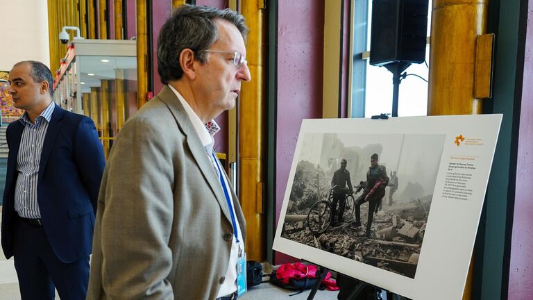 Посетитель у фотографии Самира Аль-Думи на выставке победителей Международного конкурса фотожурналистики имени Андрея Стенина в Нью-Йорке