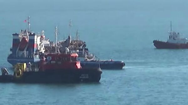Буксировка танкера Залив Америка, на котором взорвался газ, в порт. Стоп-кадр видео очевидца