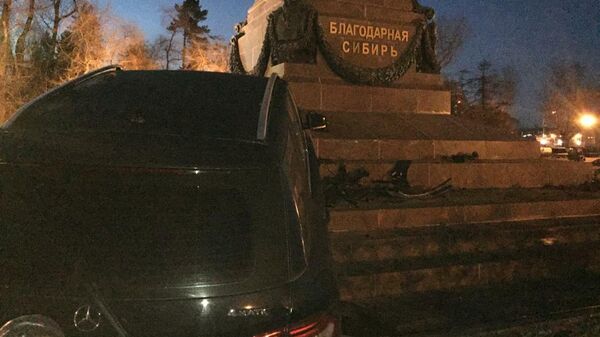На месте ДТП с участием автомобиля Mercedes-Benz, который врезался в памятник Александру Третьему в Иркутске 