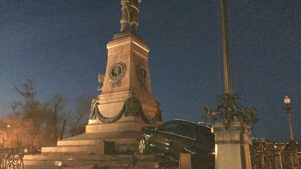 На месте ДТП с участием автомобиля Mercedes-Benz, который врезался в памятник Александру Третьему в Иркутске 