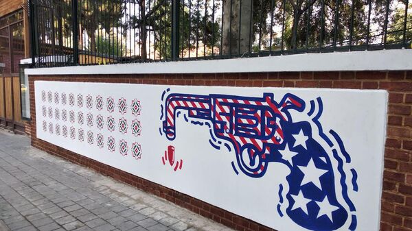 Новые граффити на стене бывшего посольства США в Тегеране