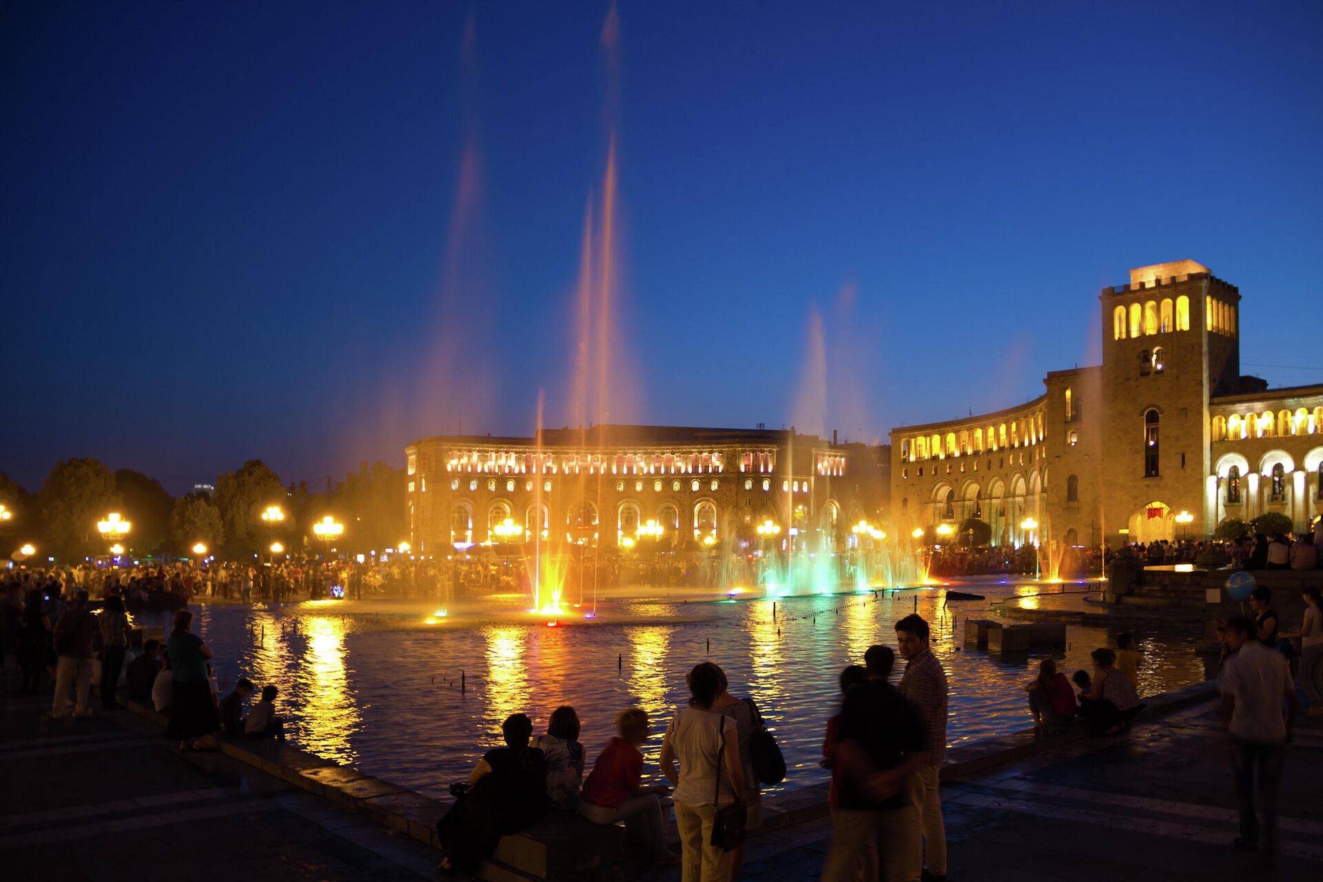 Поющие фонтаны в ночное время в главной площади Еревана - РИА Новости, 1920, 17.02.2021