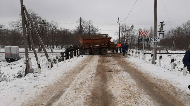 В Канашском районе Чувашии снегоуборочный автомобиль столкнулся с электричкой. 2 ноября 2019