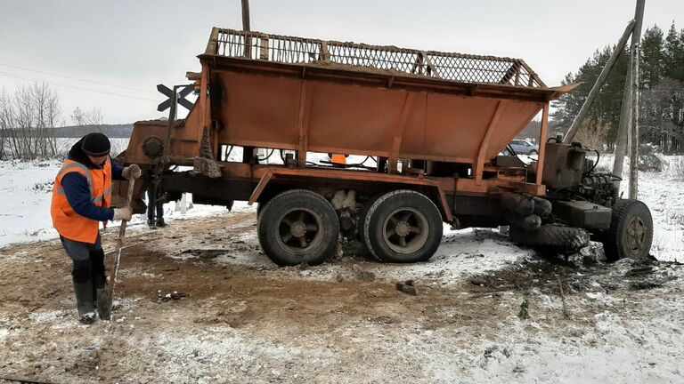 В Канашском районе Чувашии снегоуборочный автомобиль столкнулся с электричкой. 2 ноября 2019