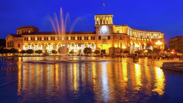 Здание правительства Республики Армения в ночное время