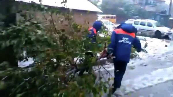 Ликвидация последствий сильного дождя в Махачкале. Стоп-кадр видео МЧС России