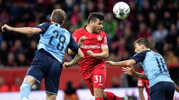 Leverkusen's German forward Kevin Volland (C) heads the ball during the German first division Bundesliga football match between Bayer Leverkusen and Borussia Moenchengladbach on November 2, 2019 in Leverkusen, western Germany. (Photo by Marius Becker / DPA / AFP) / Germany OUT / DFL REGULATIONS PROHIBIT ANY USE OF PHOTOGRAPHS AS IMAGE SEQUENCES AND/OR QUASI-VIDEO
