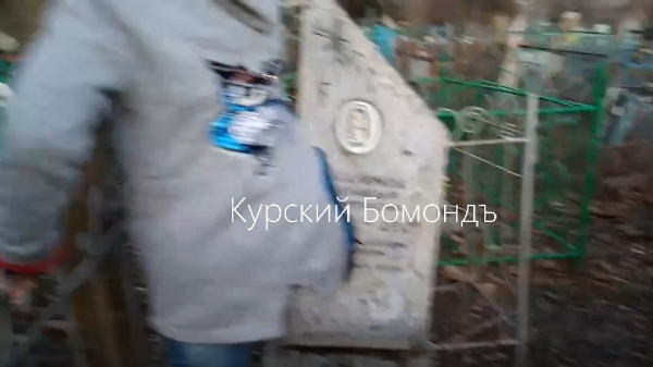 Курские школьницы разрушили надгробия на кладбище