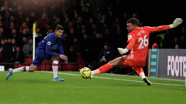 Watford's English goalkeeper Ben Foster (R) saves off Chelsea's US midfielder Christian Pulisic during the English Premier League football match between Watford and Chelsea at Vicarage Road Stadium in Watford, north of London on November 2, 2019. (Photo by Adrian DENNIS / AFP) / RESTRICTED TO EDITORIAL USE. No use with unauthorized audio, video, data, fixture lists, club/league logos or 'live' services. Online in-match use limited to 120 images. An additional 40 images may be used in extra time. No video emulation. Social media in-match use limited to 120 images. An additional 40 images may be used in extra time. No use in betting publications, games or single club/league/player publications. / 