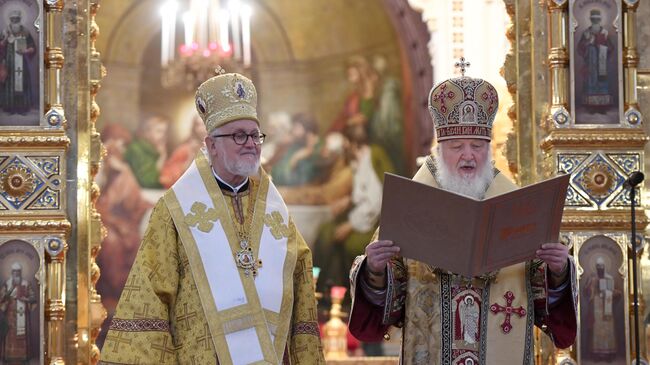 Патриарх Московский и всея Руси Кирилл и архиепископ Дубнинский Иоанн во время литургии по случаю присоединения Архиепископии западноевропейских приходов русской традиции к РПЦ в Храме Христа Спасителя в Москве